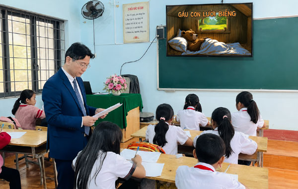 Khi trình chiếu video lên lớp, các em chăm chú xem và nhận biết được lòng biết ơn